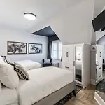 The Inn On Officers\' Garden Calgary • Canada